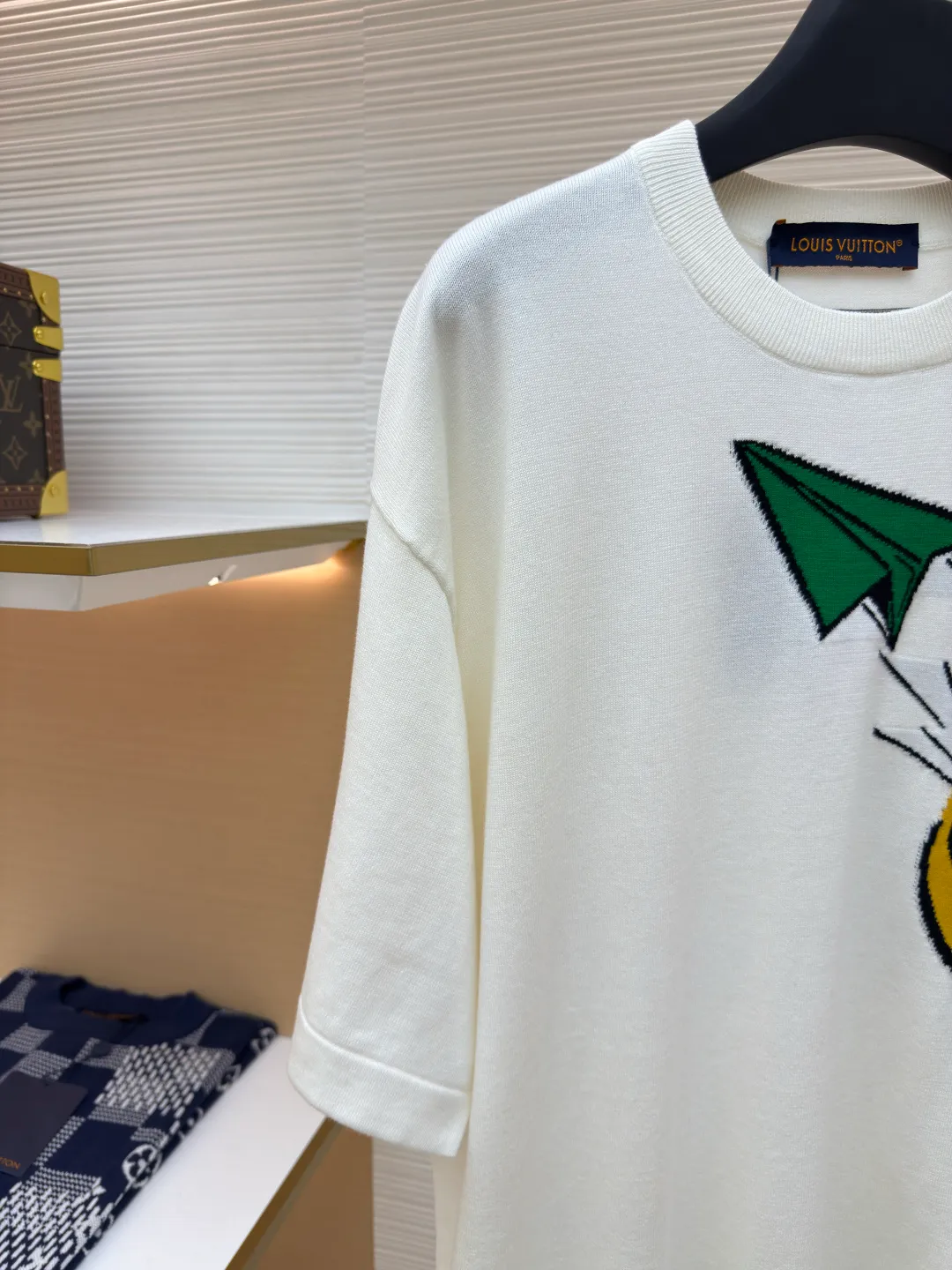 LOUIS VUITTON woolen childlike paper airplane wool short sleeves ●Authentic product: purchased and developed by 7249 ●Item number: 1680219-A55 ●Fabric: wool fabric ●Technology: woolen jacquard ●Version: fitted version ●Weight: about 300 grams ●Size: It feels soft to the touch and does not irritate the skin. It uses the most advanced deodorizing aromatherapy and soft special washing methods to make the garments smooth and odor-free. Four quality inspections are used to produce the perfect product. The overall wiring is straight and delicate, the fabric is comfortable and soft, and the color is consistent without color difference. It can be matched with the same style to create a fashionable look and control various occasions. Customized accessories, complete three standards, same style for men and women!